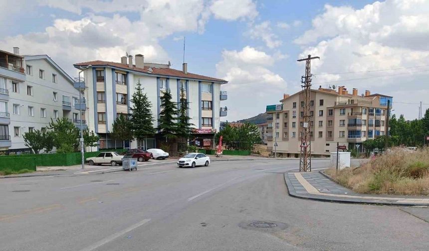 Yaşlı kadın aracın altında kalmaktan son anda kurtuldu