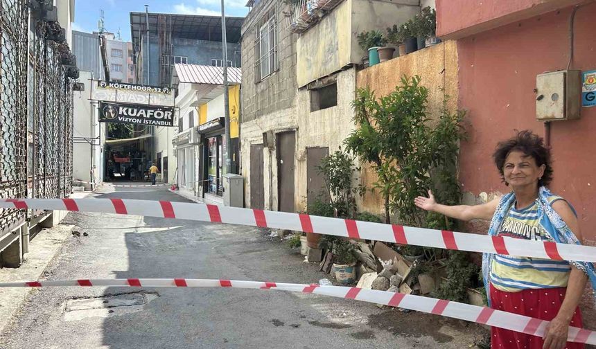 Yoldaki çökmeler evleri tehdit ediyor