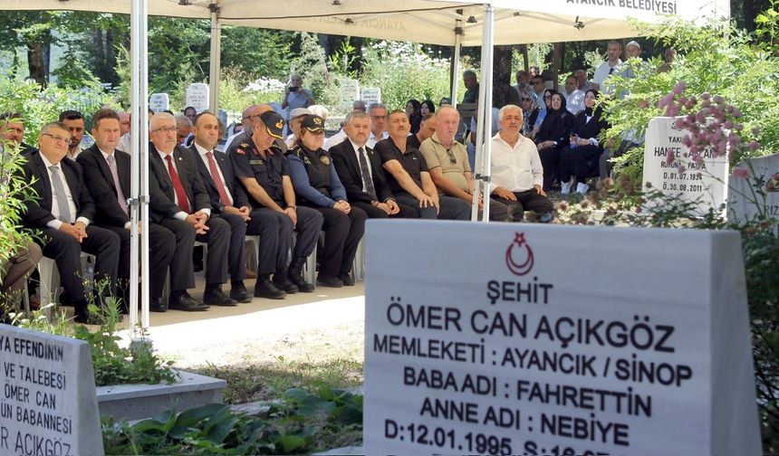 Sinoplu 15 Temmuz şehidi kabri başında dualarla anıldı