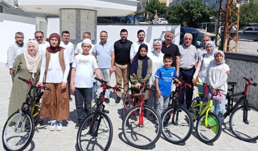 Kur'an kursunda başarılı öğrencilere bisiklet hediye edildi