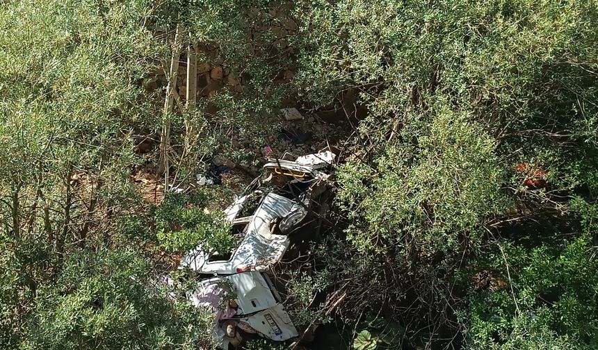 Tarım işçilerini taşıyan minibüs uçuruma devrildi: 4 ölü
