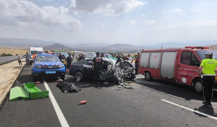İki otomobilin çarpıştığı kazada 4 kişi öldü, 2 kişi yaralandı