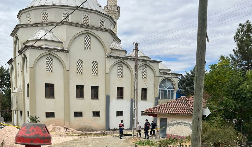 Cami kubbesinden düşen işçi yaşamını yitirdi