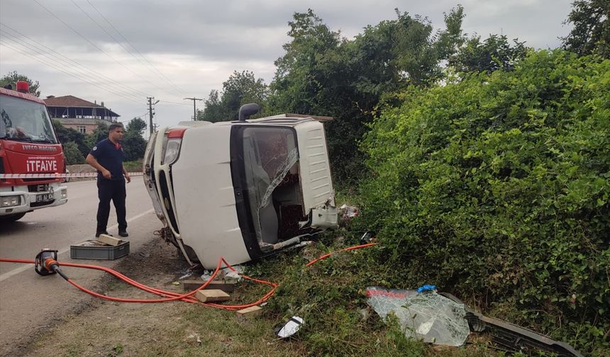 Kamyonetin devrilmesiyle 1 kişi öldü, 2 kişi yaralandı