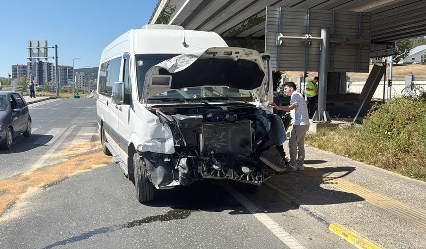 Minibüs ile ticari aracın çarpıştığı kazada 10 kişi yaralandı