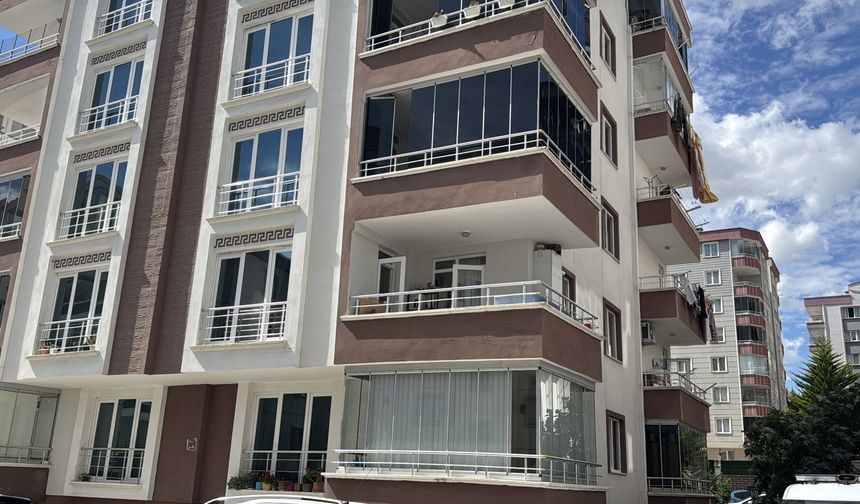 Perde takarken 3. kattan düştü