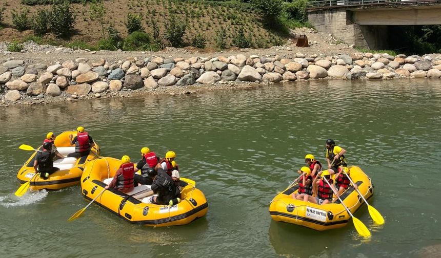 Şehit aileleri ve gaziler rafting heyecanı yaşadı