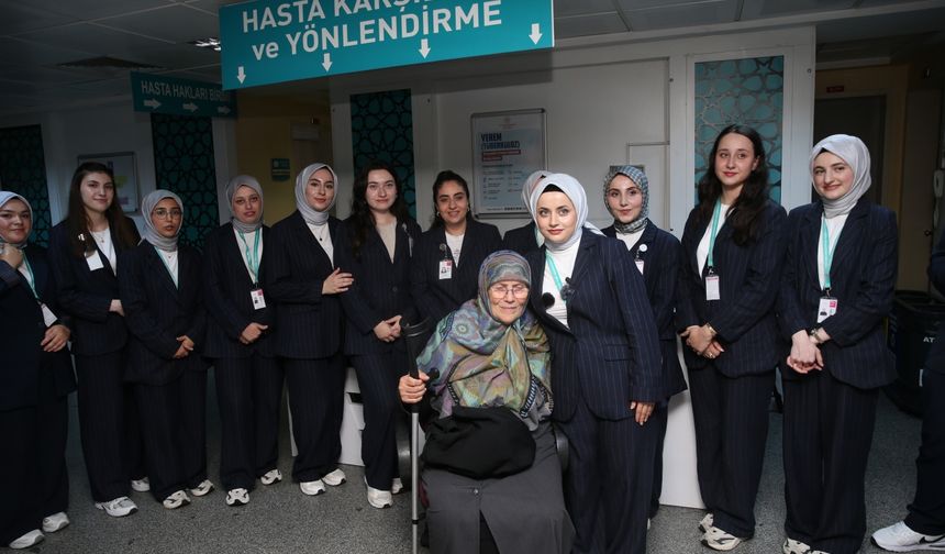 Yaşlı hasta gördüğü ilgiden moral buldu