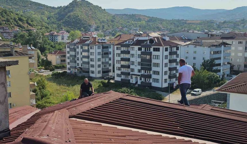 Binanın çatısına çıktı, 3 saatin ardından ikna edildi