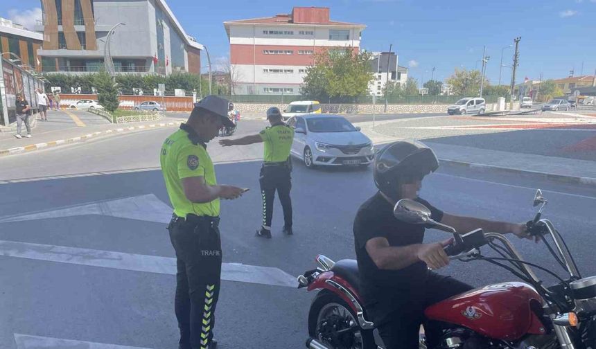 Kask takmayan 4 sürücüye ceza