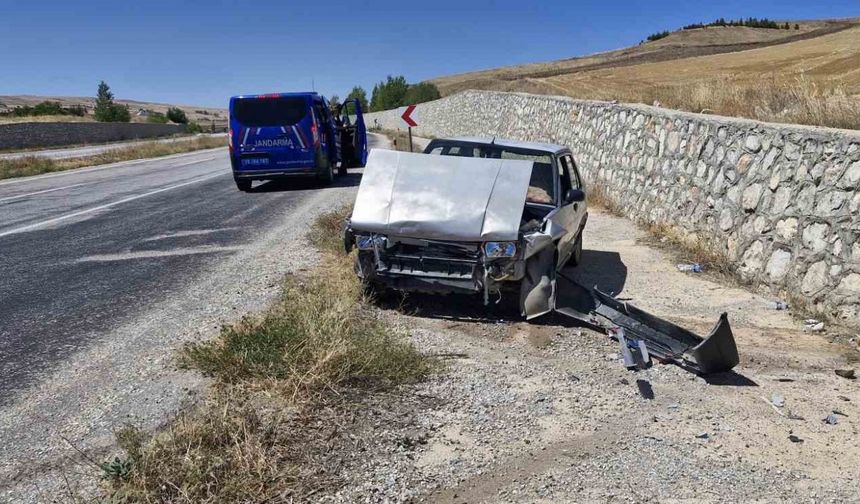 Kontrolden çıkan  otomobil duvara çarptı: 2 yaralı
