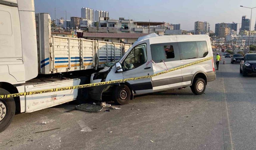 Öğrencileri taşıyan minibüs kaza yaptı: 2 ölü, 10 yaralı