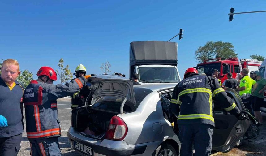 Otomobil ile kamyonet çarpıştı: 5 yaralı