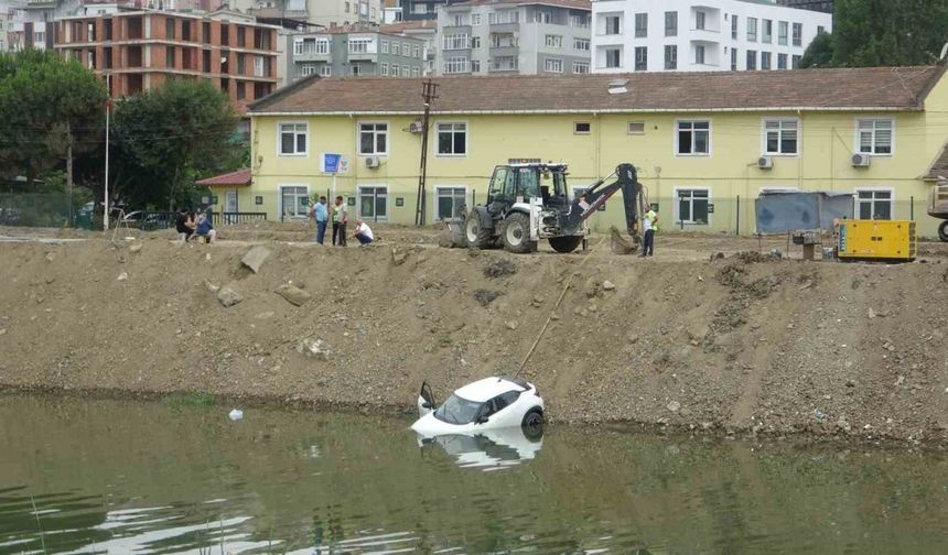 Samsun’da araç ırmağa düştü