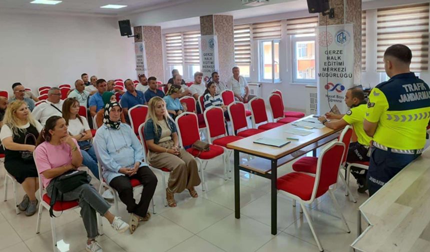 Okul servisi personeline trafik eğitimi verildi