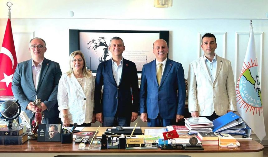 Özgür Özel Sinop Belediyesi’ni ziyaret etti