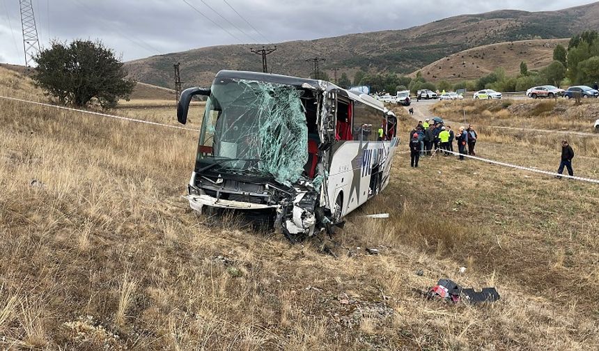 Otobüs ile tır çarpıştı: 18 yaralı