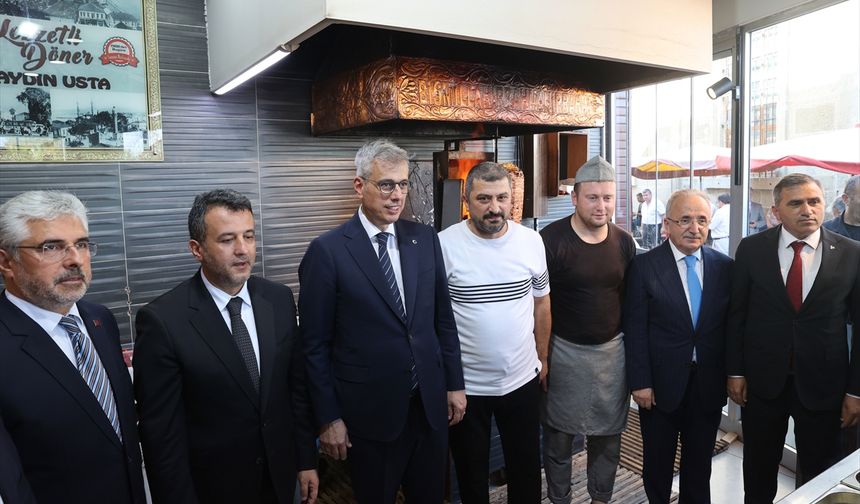 Bakan Memişoğlu, Samsun'daki kazada ölen anne ile oğlunun cenaze törenine katıldı