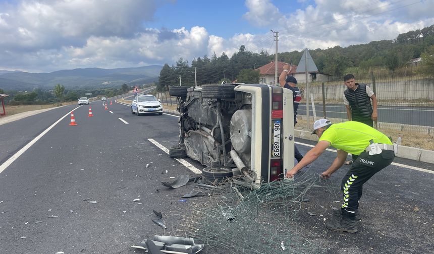 Otomobil devrildi, 3 kişi yara almadan kurtuldu