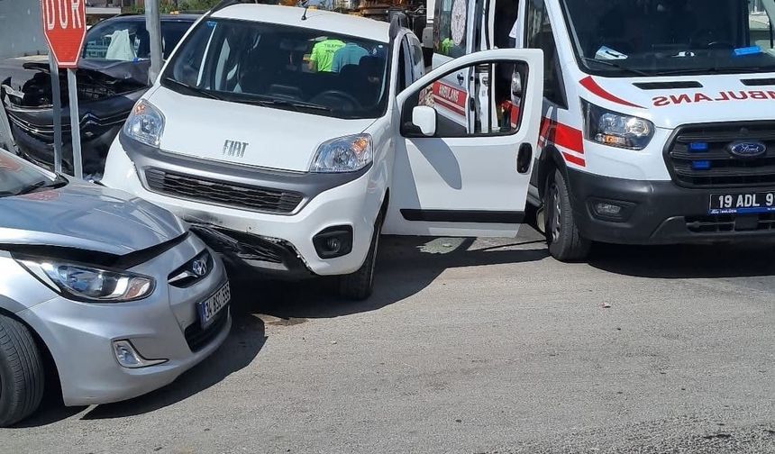 Çorum’da 3 araç kavşakta kaza yaptı