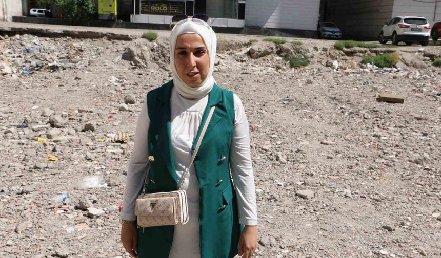 Depremde enkaz altındaki 60 saatini kaleme aldı