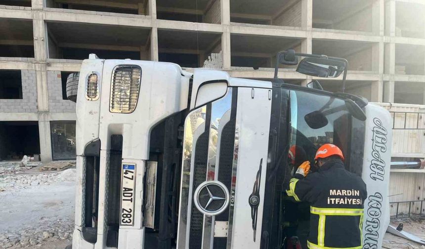 Devrilen tırın sürücüsü yaralandı