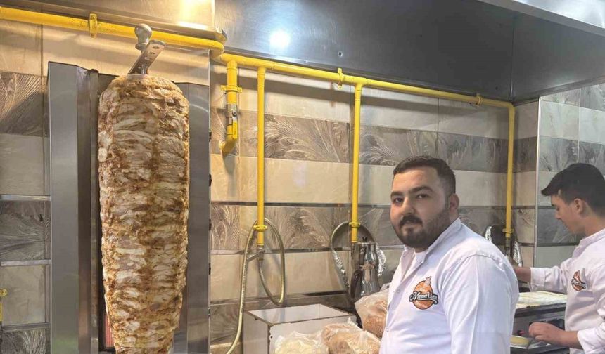 Elektrikli bisiklet yemek yiyenlerin arasına daldı