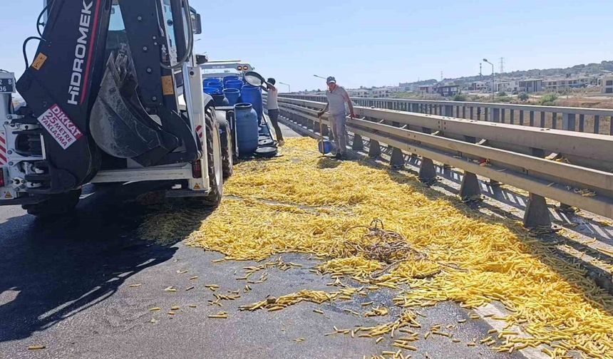 Kamyonet bariyerlere çarptı, patatesler yola saçıldı