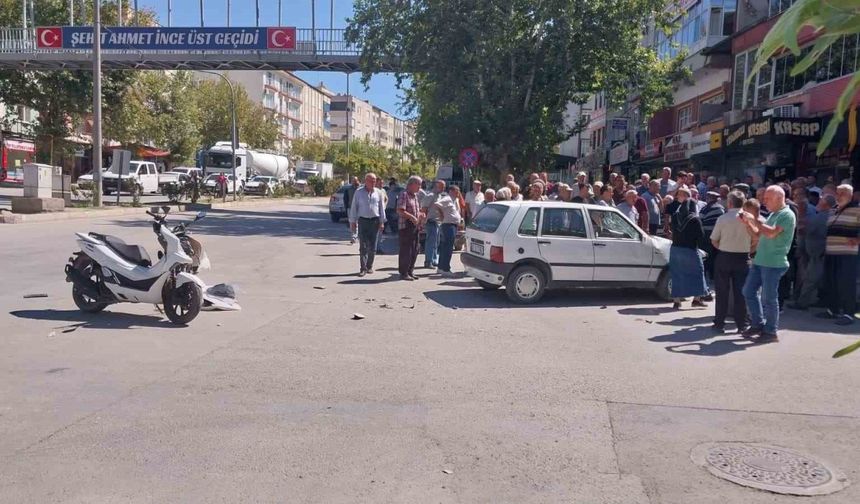 Otomobil ile motosiklet çarpıştı