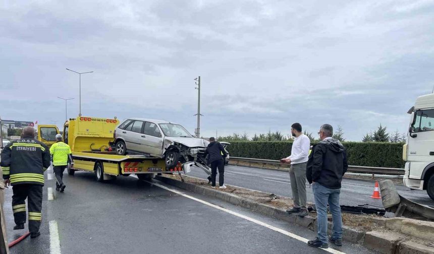 Otomobil kamyon ile çarpıştı