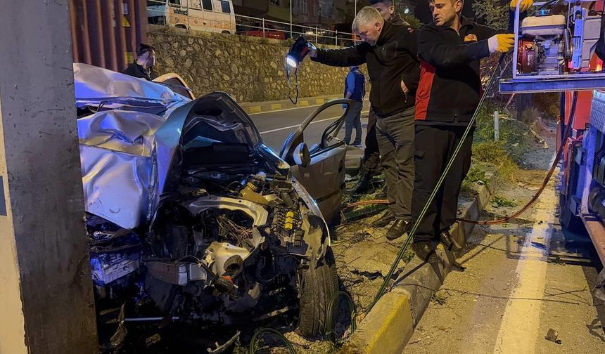 Otomobil üst geçice çarptı: 2 ölü