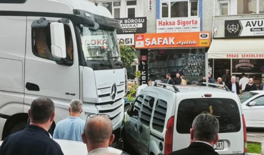 Tır ile ticari aracın çarpıştığı kaza korkuttu