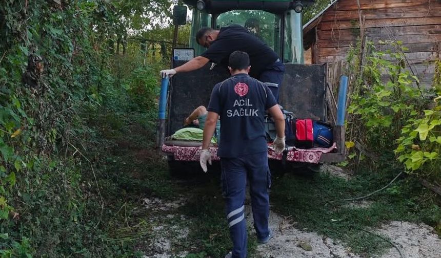Ambulans ulaşamayınca hasta traktörle taşındı
