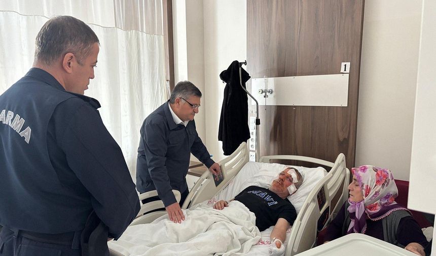 Vali Özarslan kazada yaralanan İsmail Akgöz’ü ziyaret etti