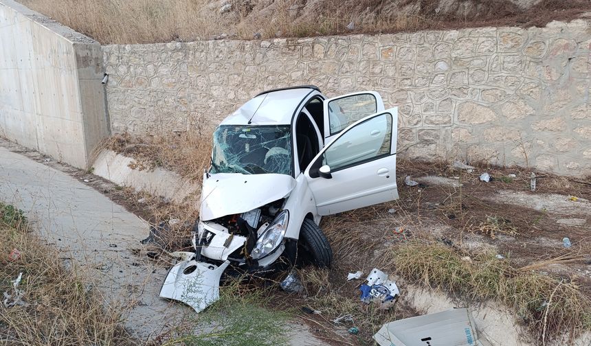 Bariyere çarpan otomobilin sürücüsü yaralandı
