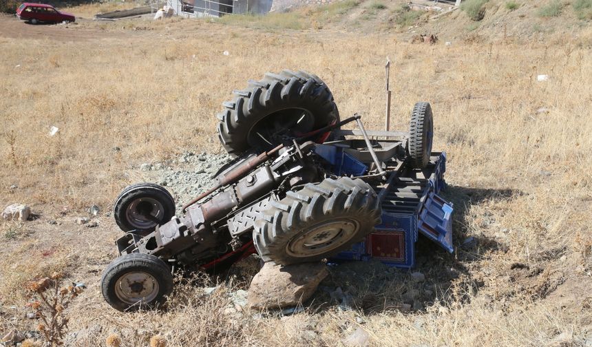 Devrilen traktördeki 2 kişi yaralandı