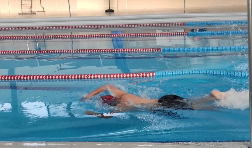 Genç yüzücüler Cumhuriyet coşkusu için mücadele etti