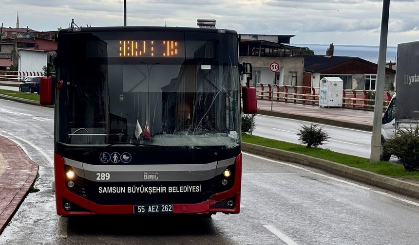 Kamyonet ile çarpışan halk otobüsündeki 2 yolcu yaralandı