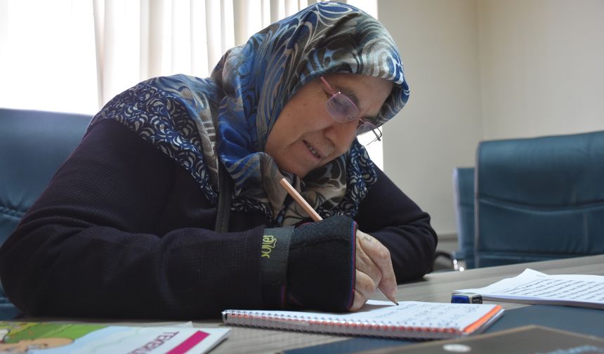 Okuma yazma hayalini 70 yaşında gerçekleştirdi
