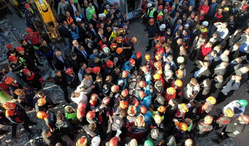 Çöken binanın enkazından 1 kişi sağ çıkarıldı