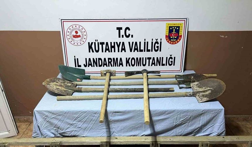 İş makinesiyle define arayan şahıslar yakalandı