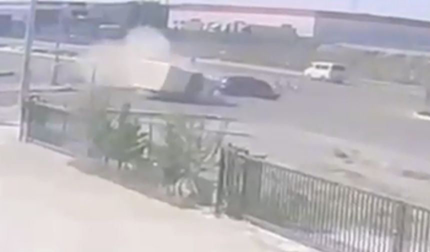 Otomobilin kamyonetle çarpıştığı kaza kameraya yansıdı