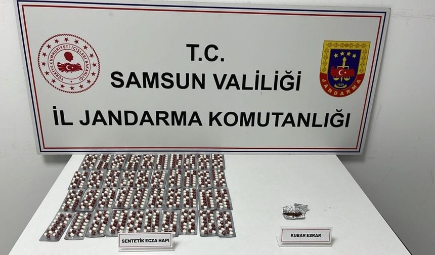 Taksideki yolcular yasaklı maddeyle yakalandı