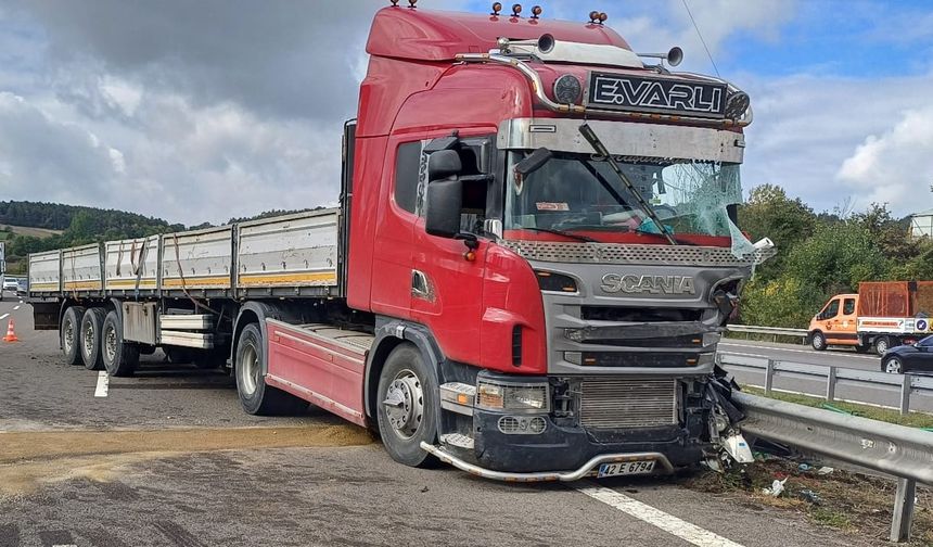 Tırın dorsesindeki demirler yola saçıldı: 1 yaralı