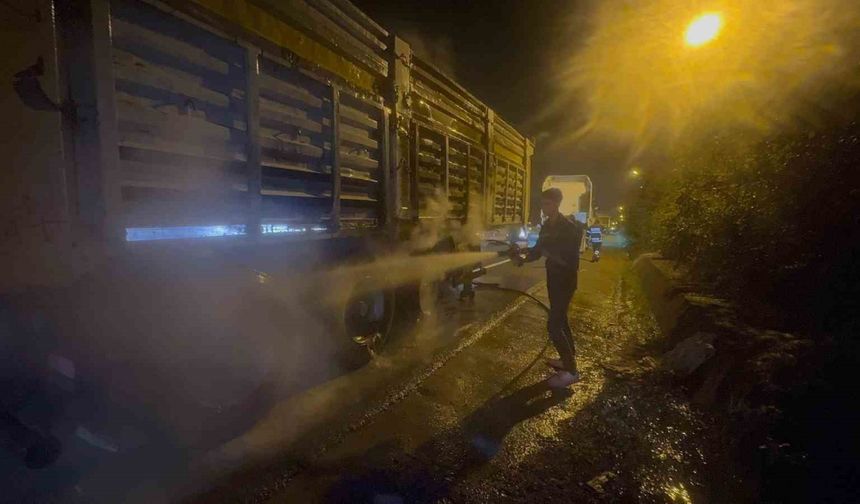 Tırın lastikleri alev aldı, zincirleme kazaya neden oldu