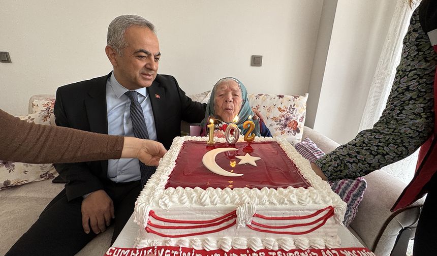 Cumhuriyet ile yaşıt Nazife ninenin bayram sevinci