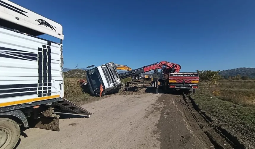 Kamyon devrildi, yol trafiğe kapandı