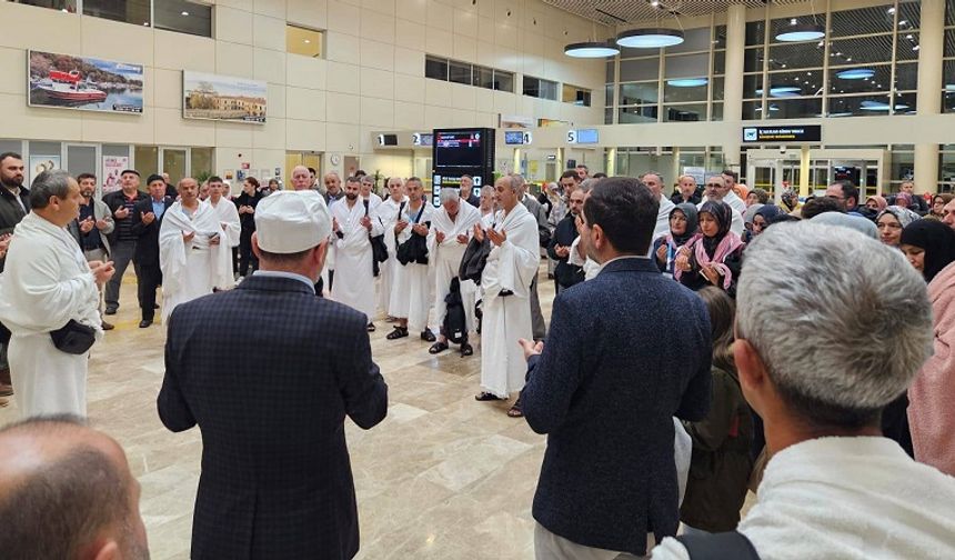 Umre’ye giden vatandaşlar dualarla uğurlandı