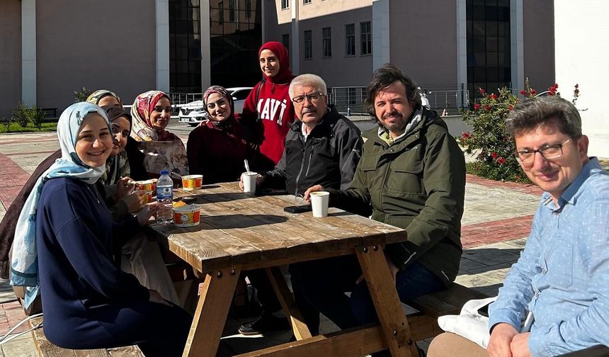 Üniversite öğrencilerine iç ısıtan ikram