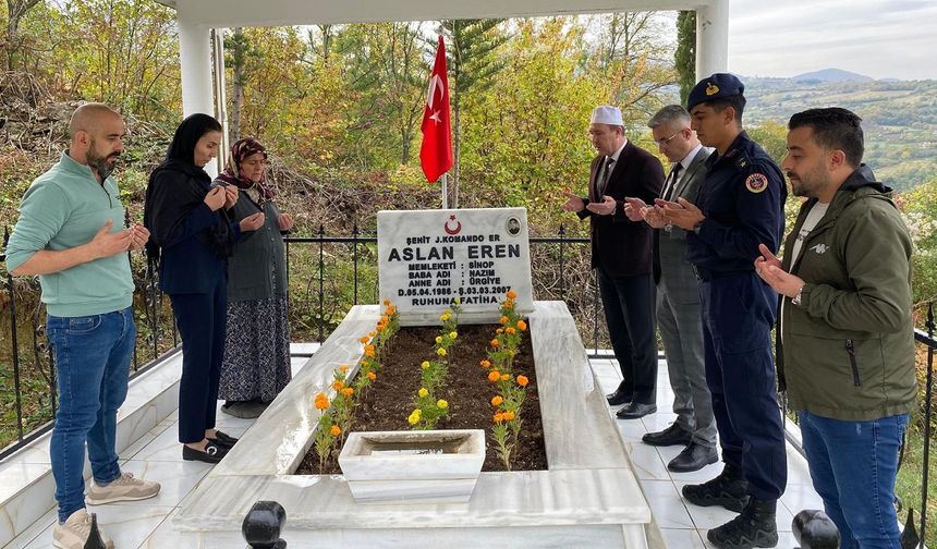 Kaymakam Büyüker, Şehit Aslan Eren’in kabrini ziyaret etti
